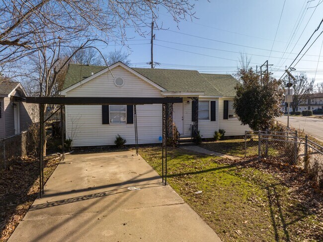 Building Photo - Freshly Updated House