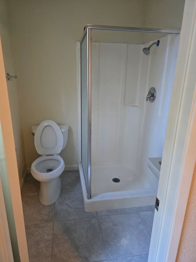 Building Photo - RECENTLY BEAUTIFULLY RENOVATED 4 BEDROOM 2...