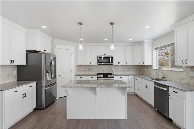 Building Photo - Available now!! 7 Bedroom/3.2 Bathroom home in Lehi