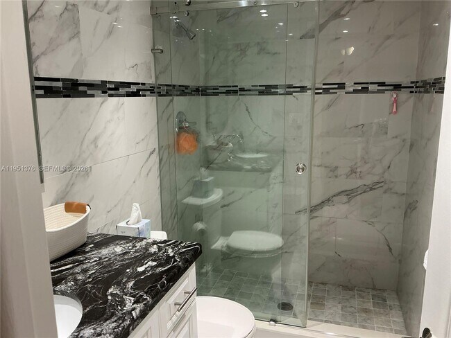 Building Photo - 400 Leslie Dr