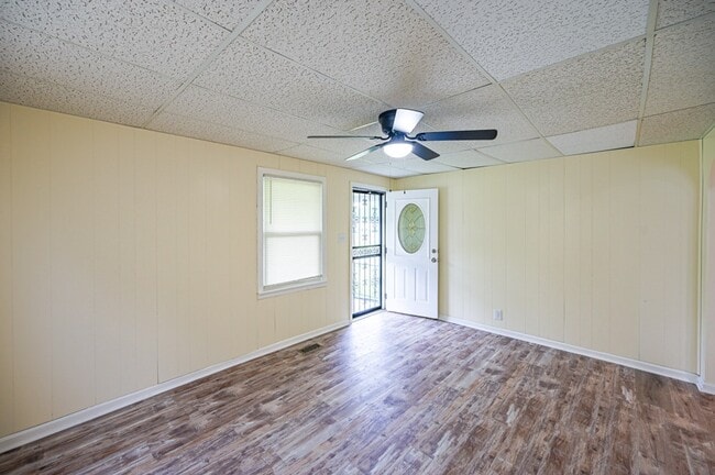 Building Photo - 2232 E Riverside Dr