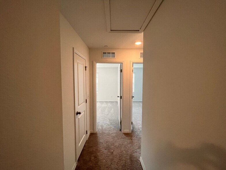 Building Photo - 3022 Springwell Lp