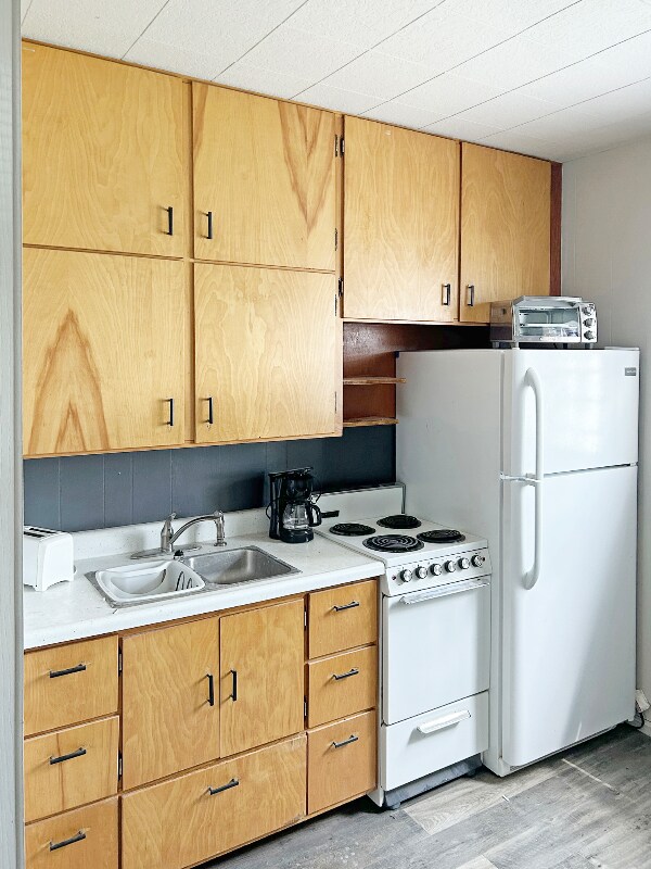 Building Photo - 208 2nd St S