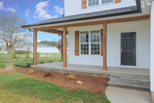 Building Photo - Luxury Three Bedroom Townhouse in Lincolnton