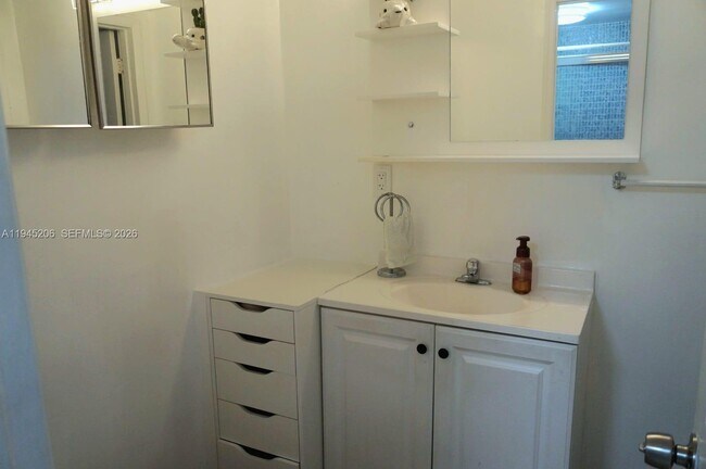 Building Photo - 1481 NE Miami Gardens Dr