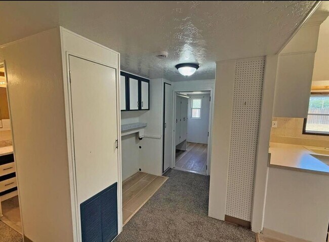 Building Photo - South Fork Rental Home