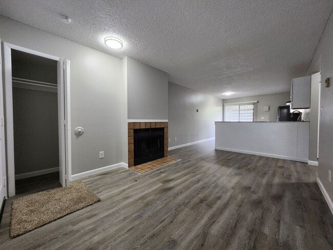 Building Photo - 2922 Straus Ln