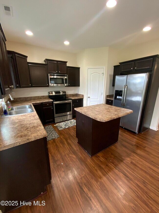 Building Photo - 909 Roswell Ln
