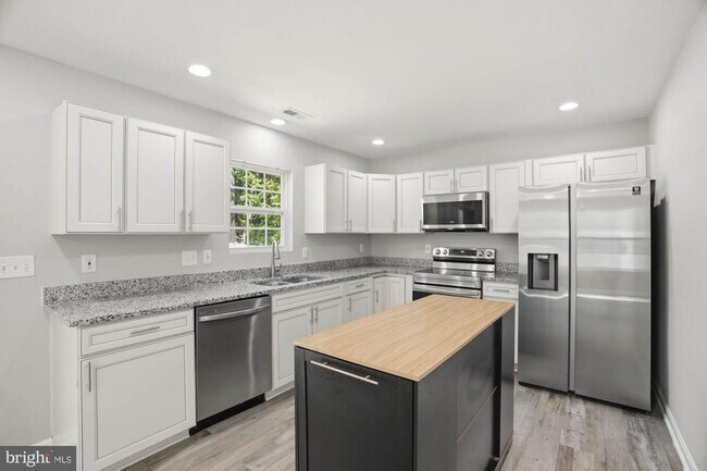Building Photo - 283 Shorewood Dr