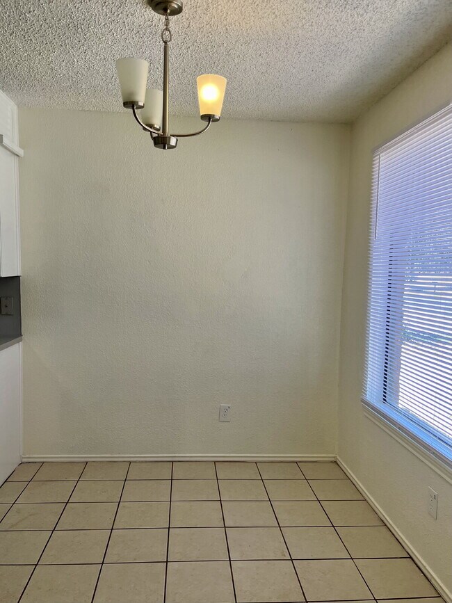 Building Photo - 2 Bedroom Duplex