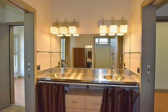 Building Photo - The Gee