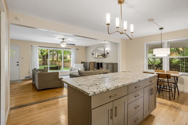Building Photo - Royal Pines Gem with Private Fenced Yard