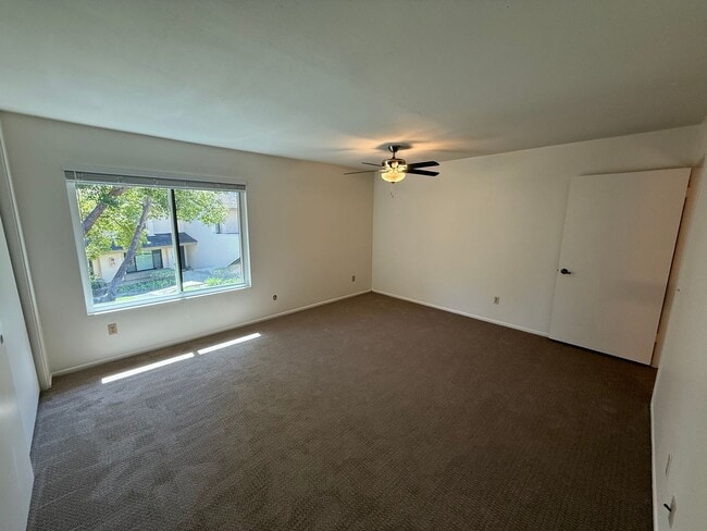 Building Photo - Two-Story 3 Bed, 3 Bath with Bonus Room in...