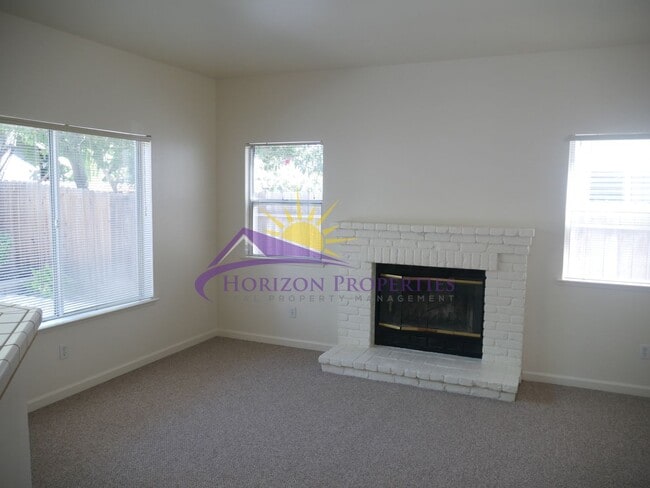 Building Photo - Unique 3 Bed 2.5 Bath 1,971sqft Single Family Home in Sacramento