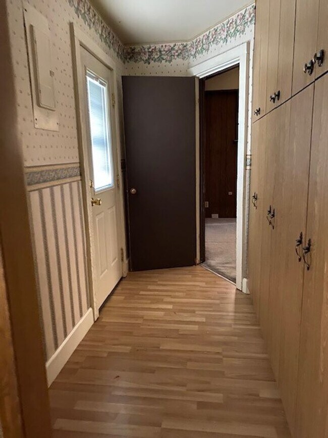 Building Photo - 4 bedroom 2 bath home with workshop