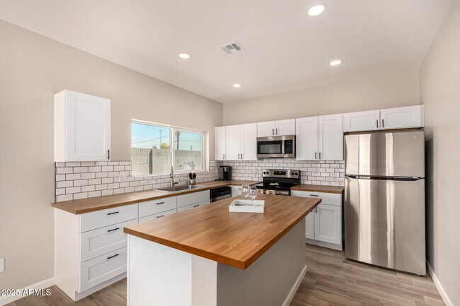 Building Photo - 2746 W Pima St