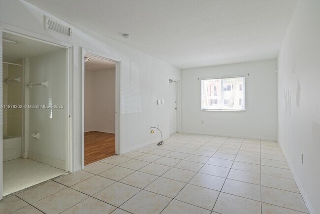 Building Photo - 940 NE 33rd Terrace