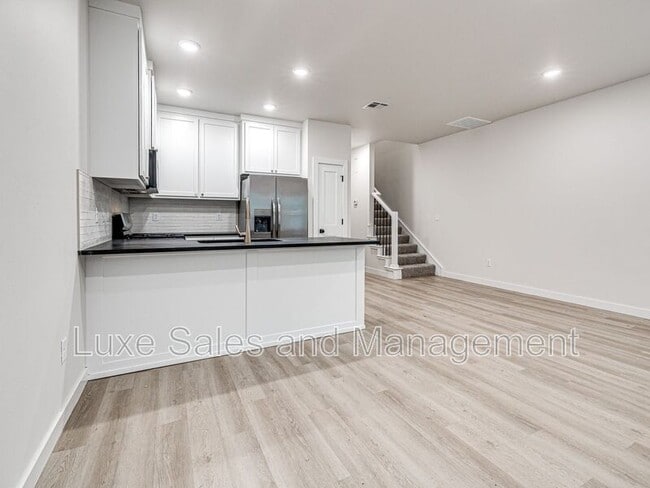 Building Photo - 612 W 2nd St