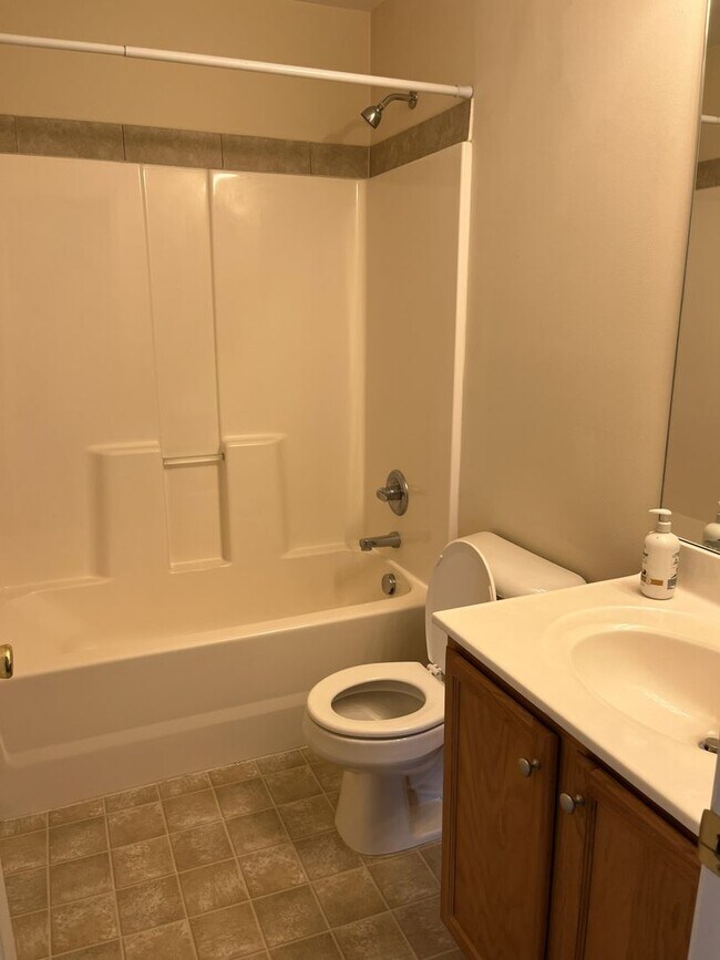 Building Photo - 727 W 5th St