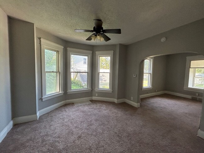 Building Photo - 2 Bedroom 1 Bath House in Moline