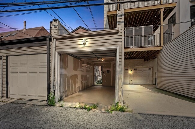 Building Photo - 2850 N Burling St