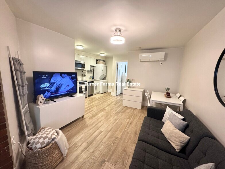 Building Photo - 91 Hudson St