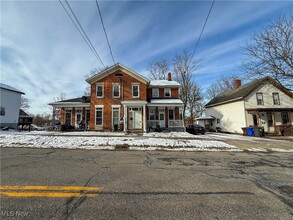 Building Photo - 153 N Sycamore St