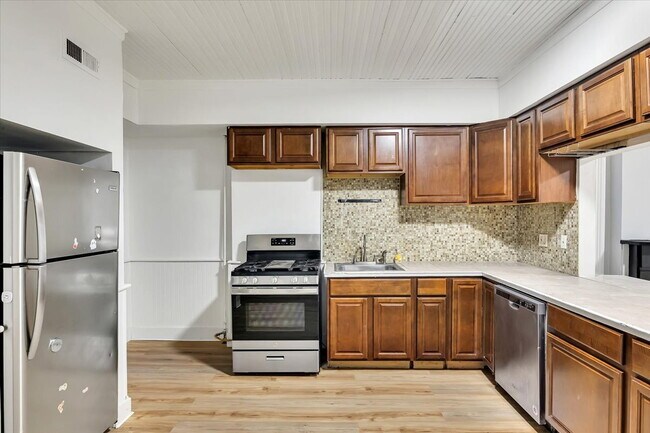 Building Photo - "Spacious 3-Bed Home at 57 1/2 Saratoga Av...