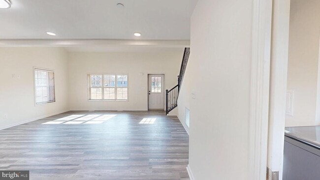 Building Photo - 40750 King Dr