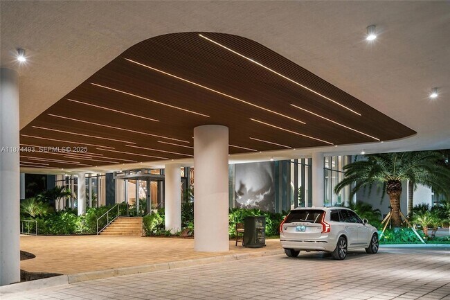 Building Photo - 700 NE 24th St