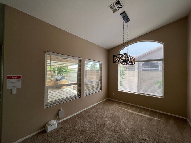 Building Photo - 4 Bedroom Home Near N McQueen Rd and E Cha...