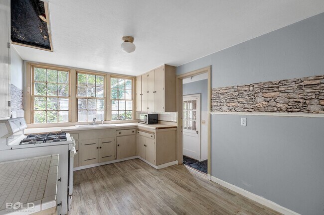 Building Photo - 217 Boulevard Pl