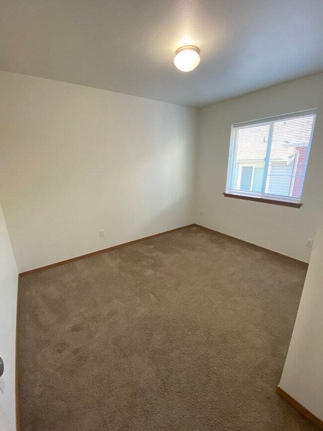 Building Photo - 3.bd/2.5ba Townhouse in Puyallup