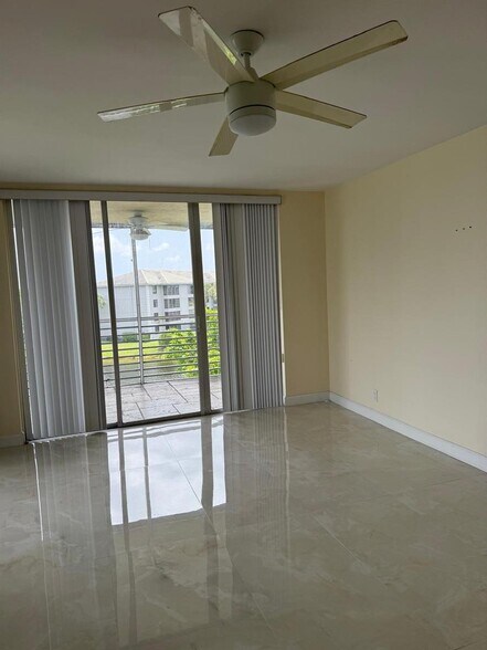 Building Photo - 9420 Poinciana Pl
