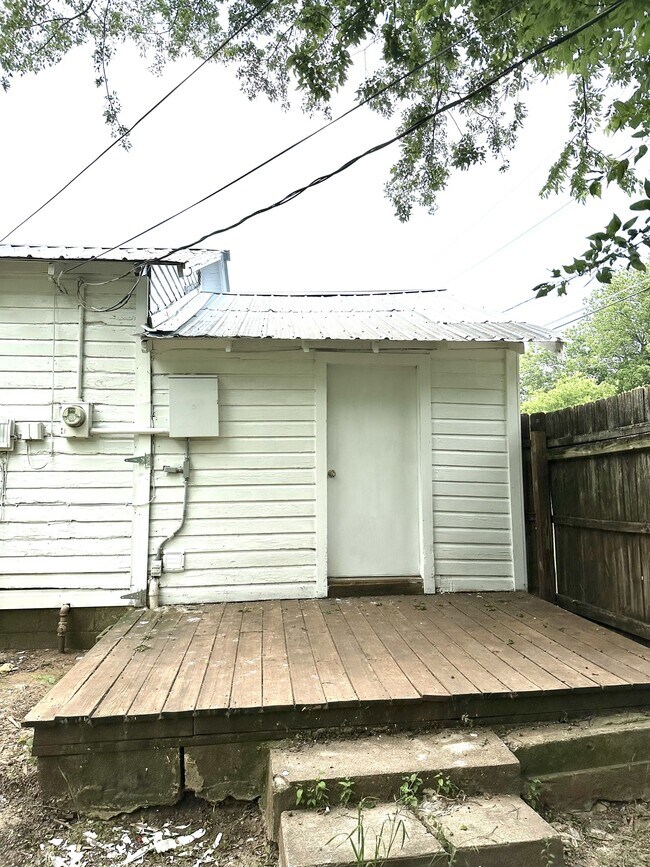 Building Photo - 912 W Vinita Ave