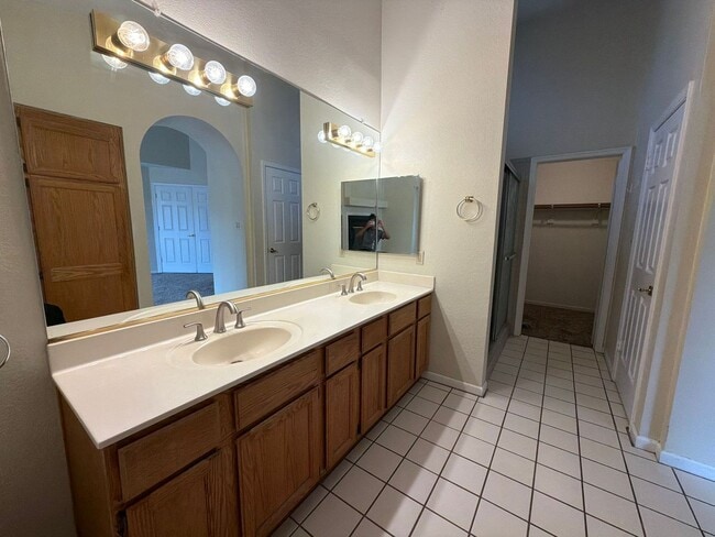 Building Photo - 837 N Oak Ct
