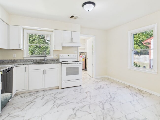 Building Photo - 818 Winnetka Ave