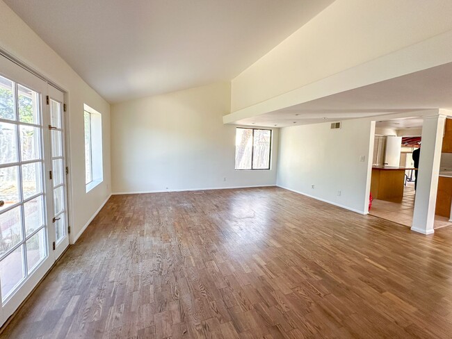 Building Photo - Bright & Spacious Bay Park Oasis with Mode...