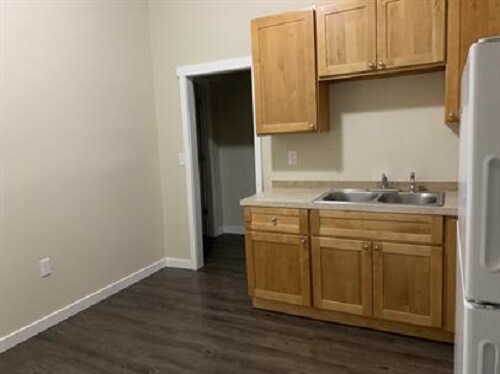 Building Photo - 204 4th Ave W
