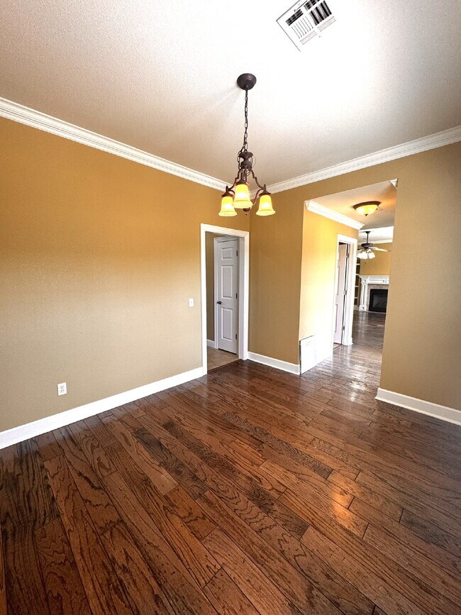 Building Photo - 15 Bluestem Ln
