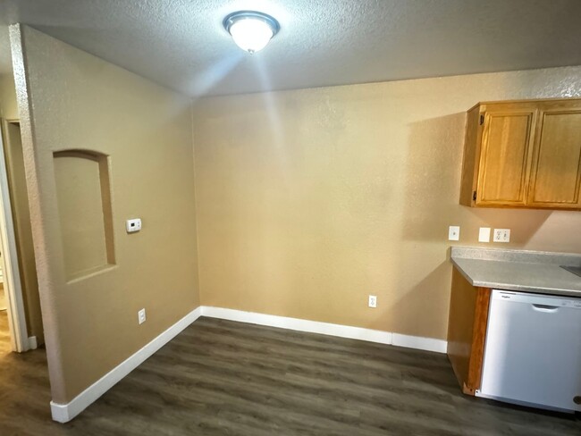 Building Photo - 2 BEDROOM CONDO IN NORTHEAST WITH 2 WEEKS ...