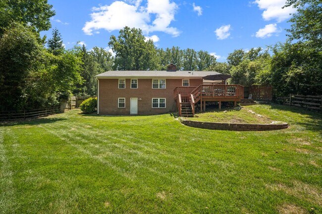Building Photo - Charming 4 Bedroom Brick Home - Ideal Loca...
