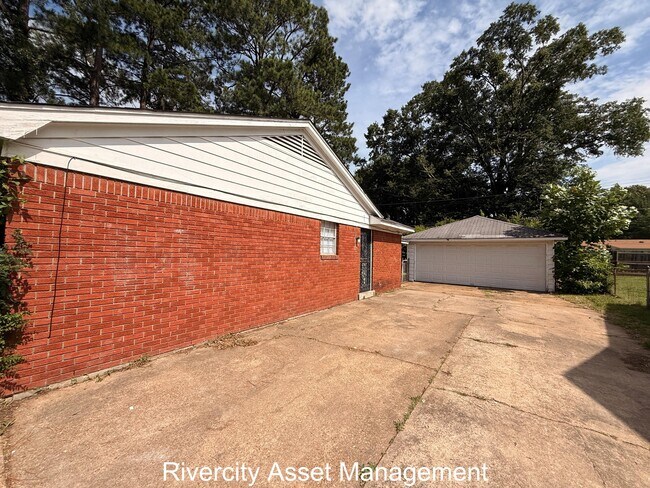 Building Photo - 1724 Rockdale Ave
