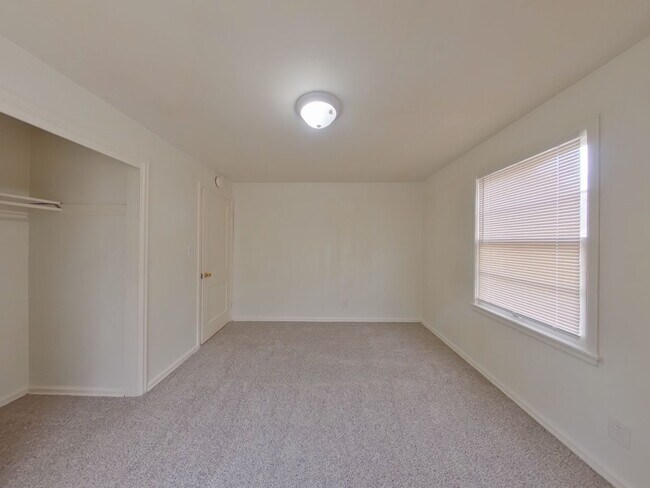 Building Photo - 3 Bedroom Home