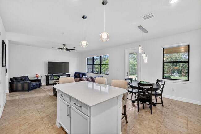 Building Photo - 4651 Pinehurst Trl E