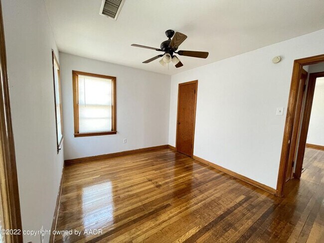 Building Photo - Cute 2bedroom 1 bathroom perfect for a truck driver