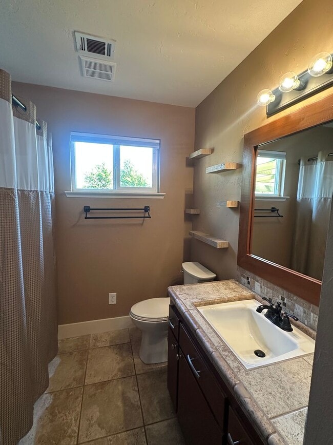 Building Photo - Charming 3 bedroom 2 bathroom home located...