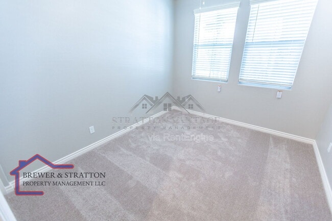 Building Photo - 15243 W Latham St