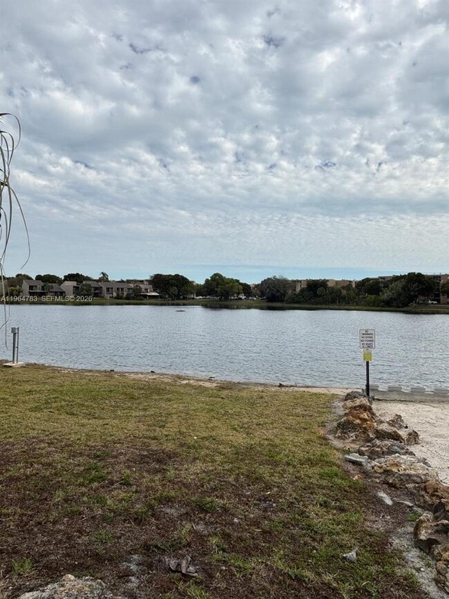 Building Photo - 9365 Fontainebleau Blvd