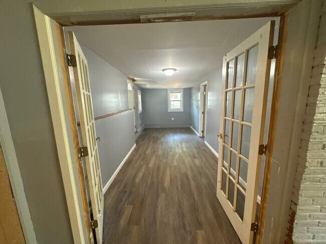 Building Photo - Recently renovated 4 bed/1 bath!